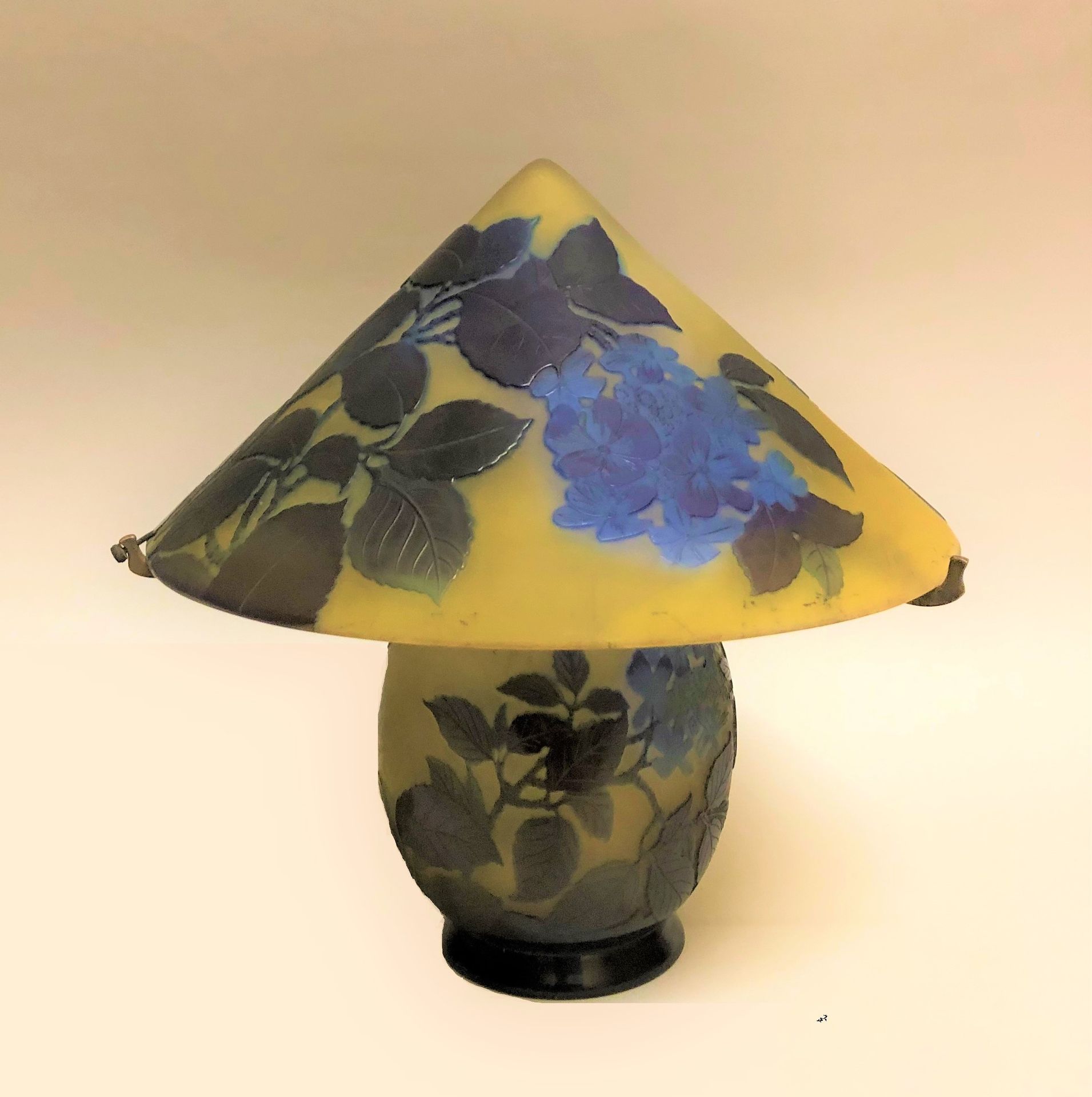 Null 建立加莱（1904-1936）。一盏多层酸蚀玻璃灯，装饰着枝繁叶茂，一个大的圆锥形帽子放在一个方形的底座上。签名。高度：25厘米。高度：25厘米