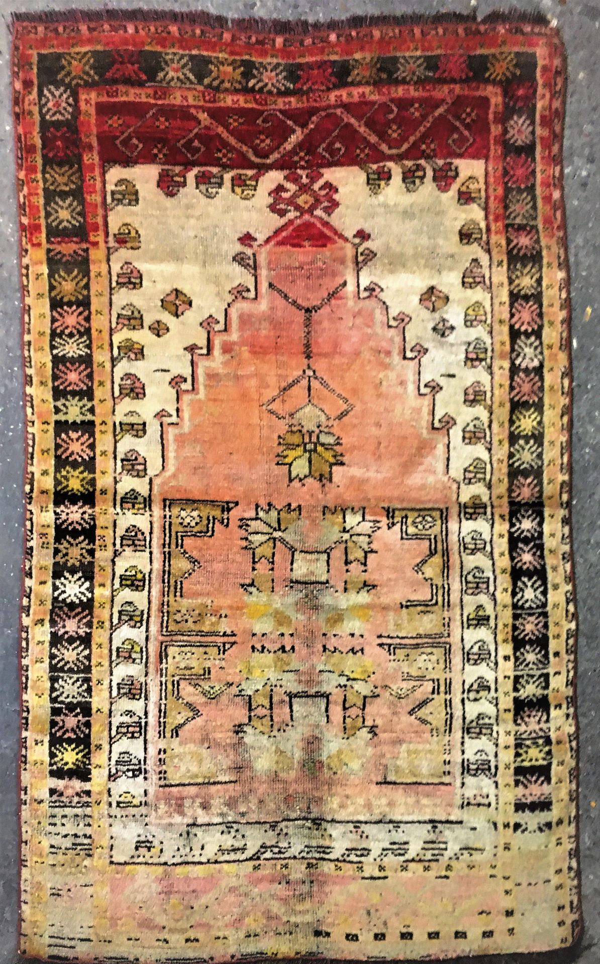 Null 来自Anatoli（土耳其）的地毯，纬线、经线和羊毛绒，色调柔和，鲑鱼色的mihrab图案装饰着几何叶子，边框装饰着星星图案，大约在1940年。尺寸：&hellip;