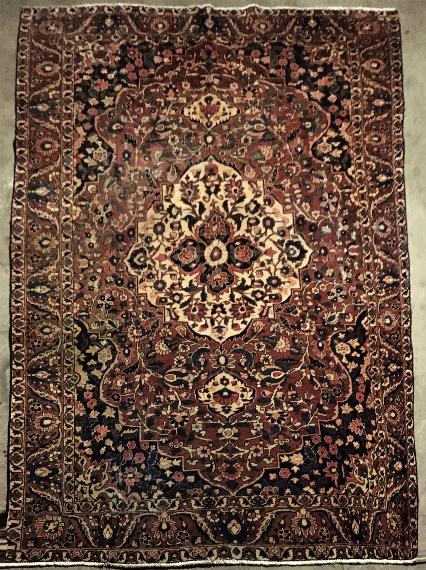 Null Bakhtiar地毯（波斯）中心伊朗，纬线和经线为棉，羊毛绒，砖场装饰有阿拉伯式和植物图案，奖章形成一个菱形，约1970年。尺寸：3.15 X 2.1&hellip;