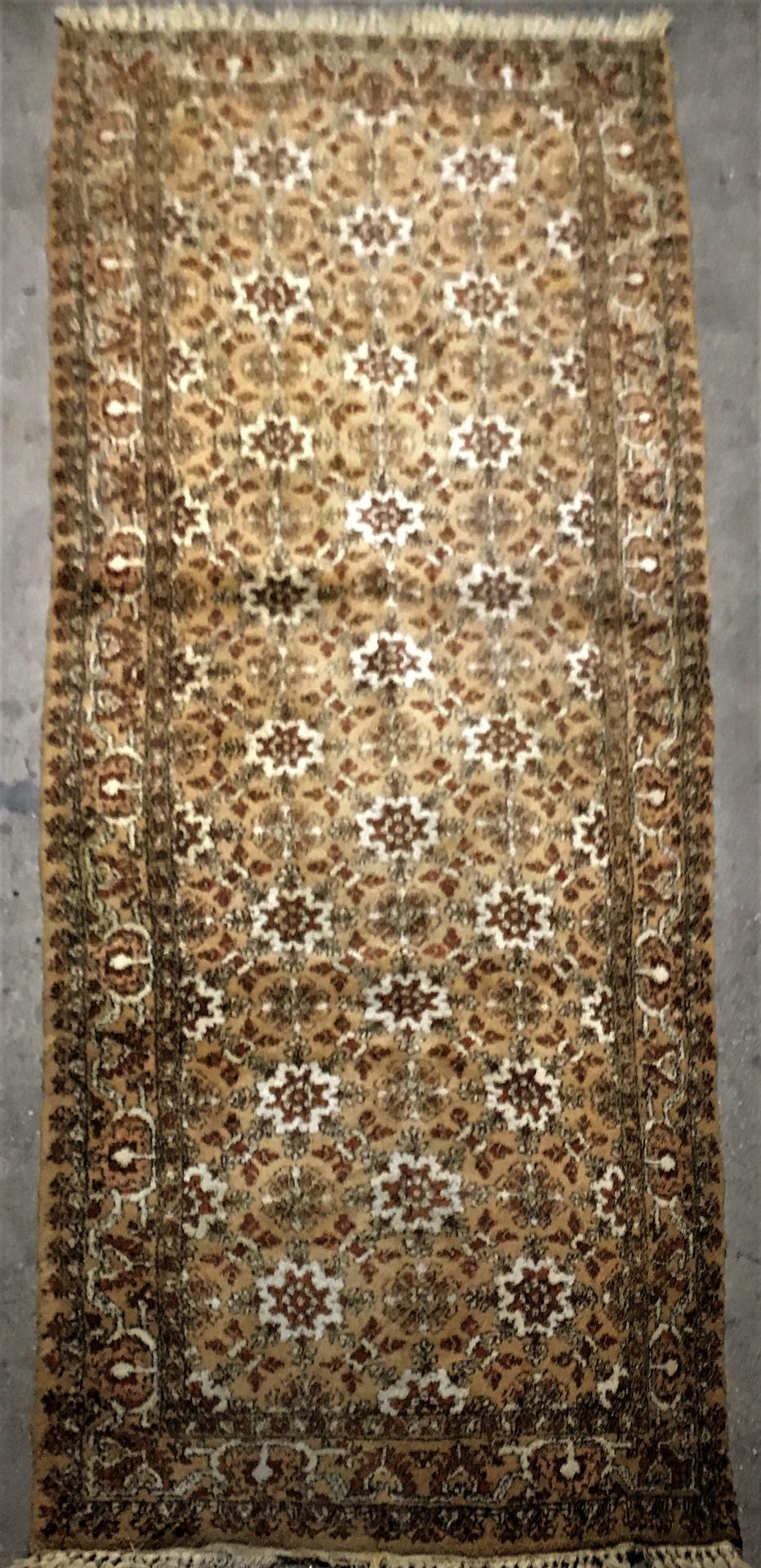 Null 北非地毯，纬线和经线以及羊毛天鹅绒，栗色的背景上有花卉图案，栗色的边框和棕榈花环，20世纪末。尺寸：3.00 X 1.00米