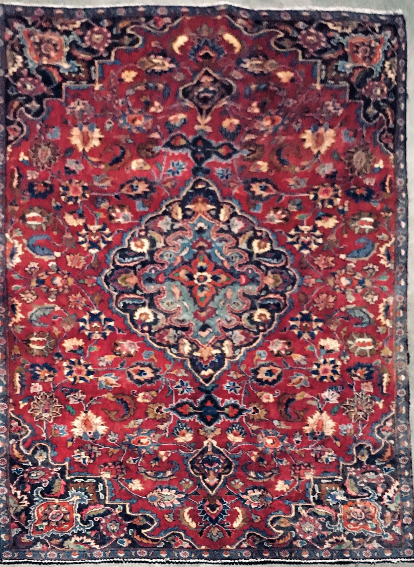 Null Kachan地毯（波斯）中心伊朗，纬线和经线为棉，羊毛绒，红色领域装饰有阿拉伯式和花卉元素，奖章形成一个菱形，大约1970年。尺寸：2.60 X 1.&hellip;