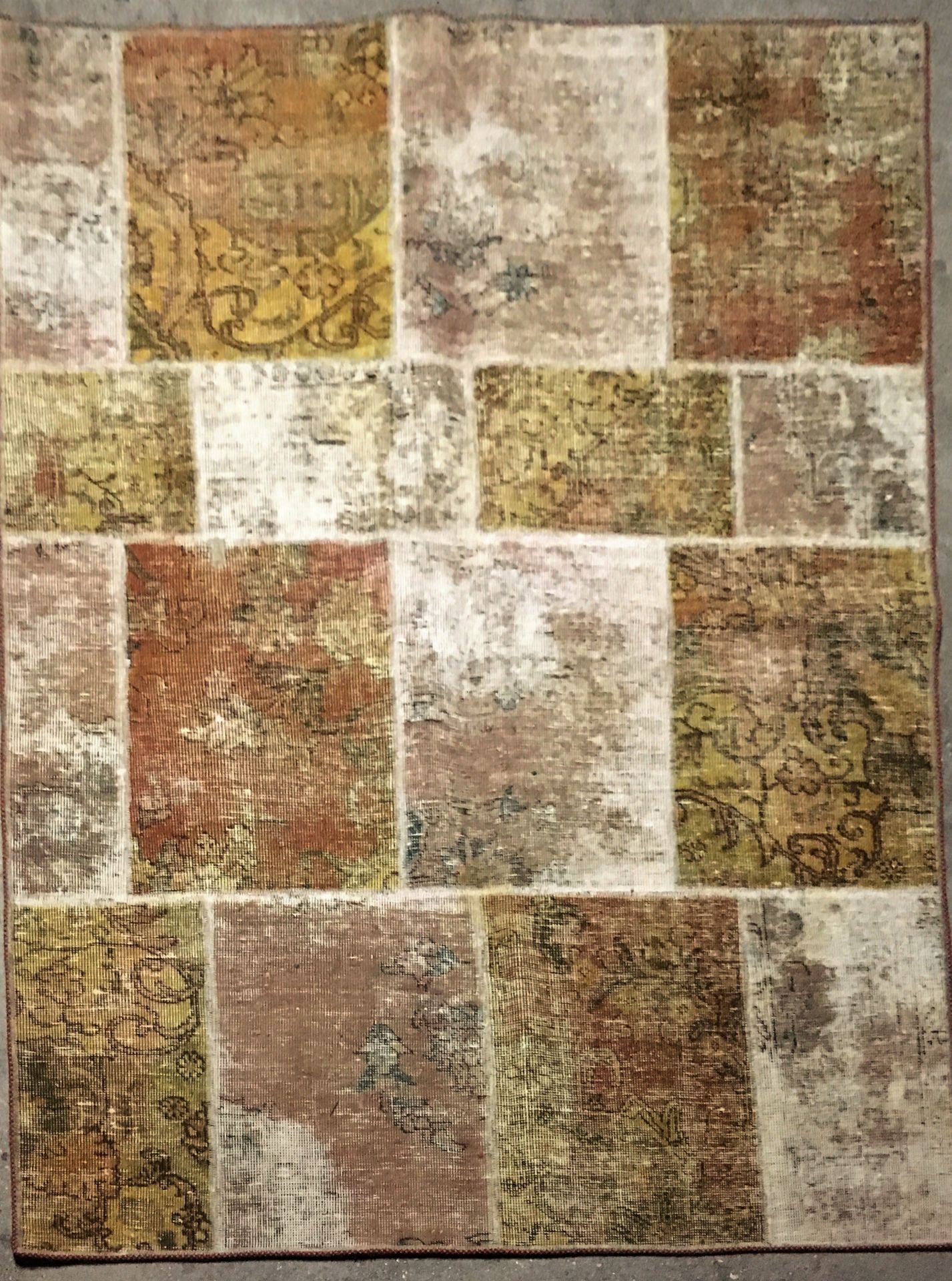 Null 
Patchmork地毯（波斯）棉质纬线和经线，羊毛绒，尺寸：2.07 X 1.42米，柔和的颜色，由旧的和经过处理的地毯碎片制成。