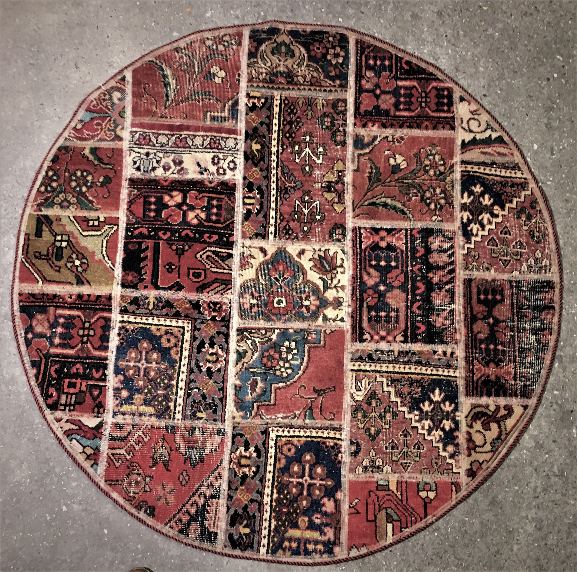Null Patchmork地毯（波斯）现代作品，纬线和经线都是棉质的，羊毛绒，作品是由旧的和有光泽的地毯碎片制成。尺寸：1.35 X 1.35米