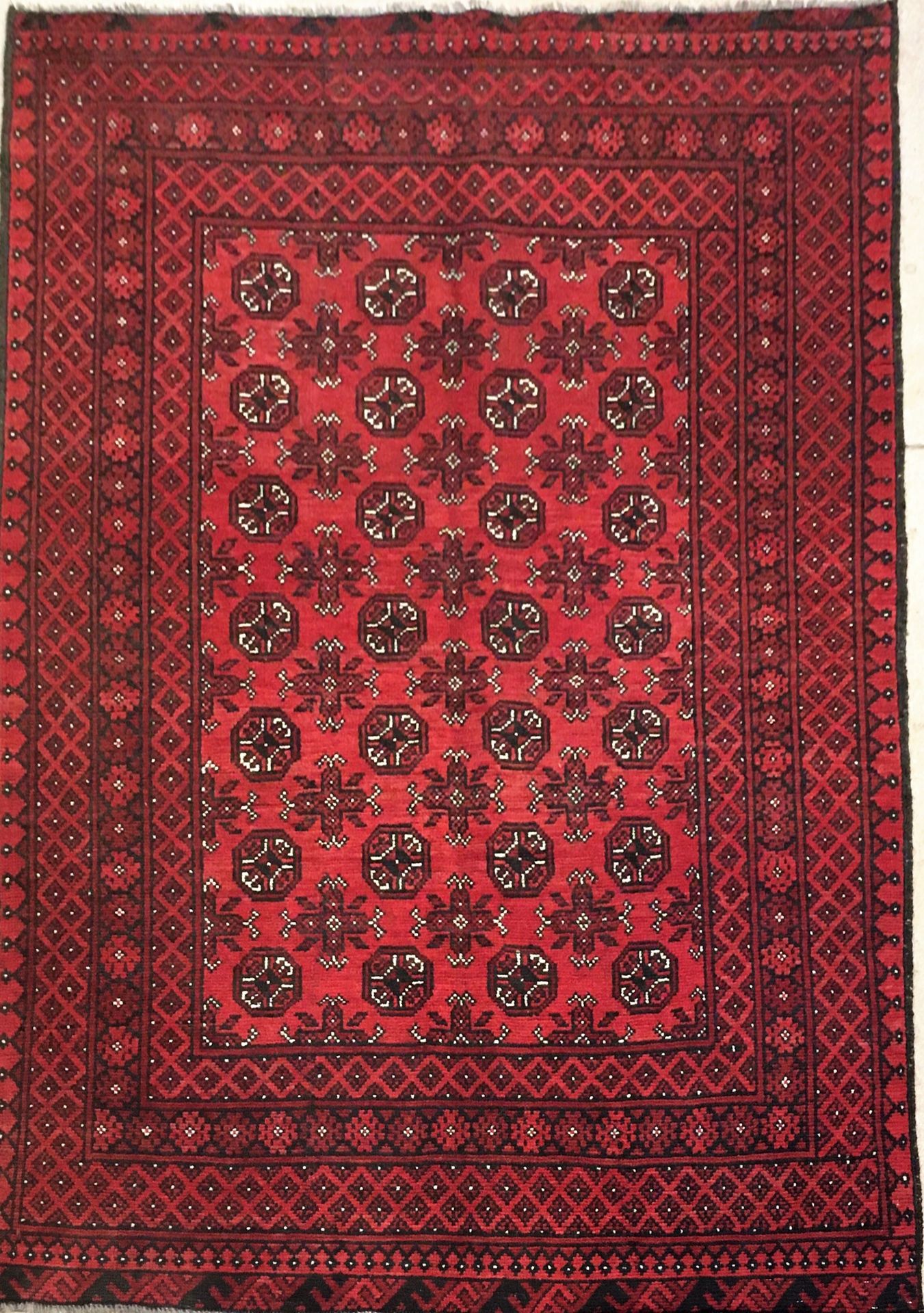 Null 
Beloutch地毯（波斯）东伊朗，布哈拉风格，棉质纬线和经线，羊毛绒，尺寸2.36 X 1.50米。红色场地上装饰着戈尔，尺寸相同的八角形图案，图&hellip;