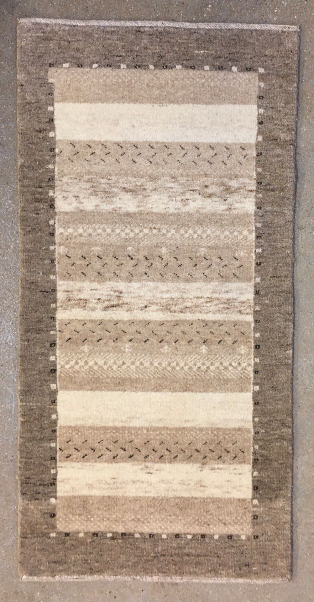 Null Gabbeh地毯（印度），棉质纬线和经线，羊毛绒，现代作品，米色和浅棕色，横条纹图案，20世纪末。尺寸：1.36 X 0.67米