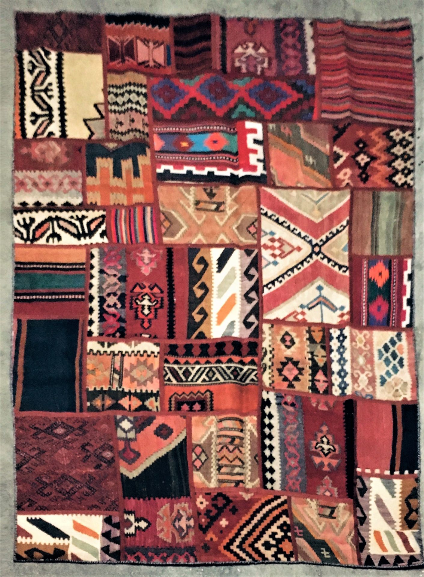 Null 基里姆拼布（波斯）双面，现代作品，棉质的纬线和经线，羊毛中的天鹅绒，作品由旧的和经过处理的基里姆地毯碎片制成。尺寸：2.30 X 1.67米