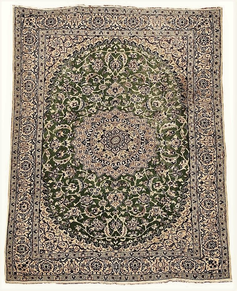 Null 矮人地毯（波斯）中心伊朗，棉质的纬线和经线，羊毛天鹅绒，星形奖章，米色玫瑰花，绿色背景，装饰有阿拉伯式花纹和植物图案，四个米色边框有一个斜面图案，大约&hellip;