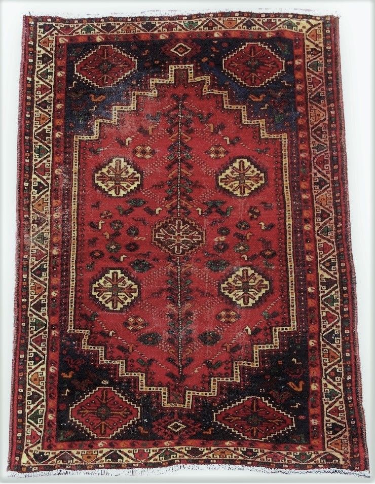 Null 设拉子地毯（波斯）伊朗南部，棉质纬线和经线，羊毛绒，水平织机，几何图案，红色背景上的五个八角形奖章和四个深蓝色边框，20世纪末。尺寸：2.45 X 1&hellip;