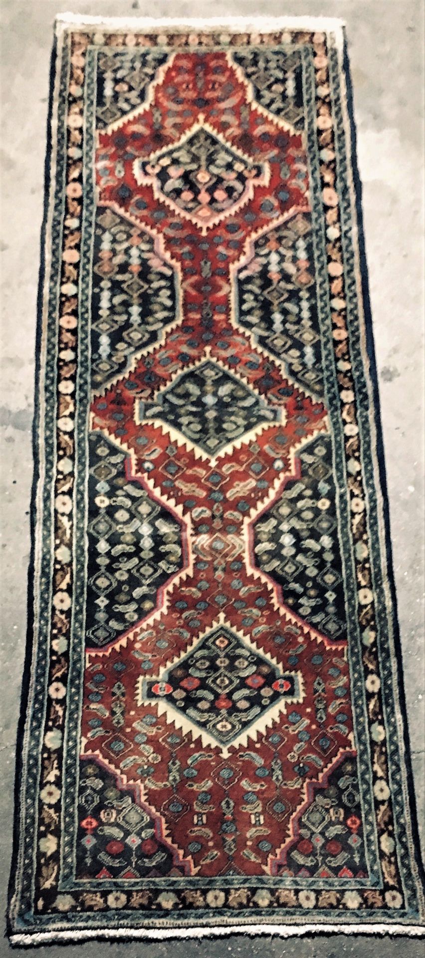 Null 
原始走廊地毯 大不里士地毯（波斯）伊朗西北部，棉质纬线和经线，羊毛绒，尺寸：2.60 X 0.80米。砖质背景，中间有三个奖章，海军蓝色的菱形，菱形&hellip;
