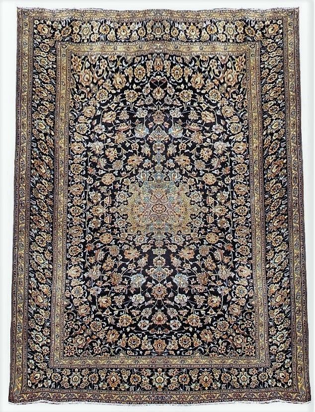 Null 典型的Kachan地毯，签名为（波斯）中心伊朗，纬线和经线为棉，羊毛绒，深蓝色领域装饰有阿拉伯式和花卉图案，中央奖章有玫瑰花图案，蓝色花边，大约在19&hellip;