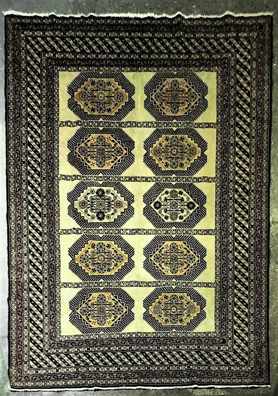 Null 伊朗南部的大型Afchar地毯（波斯），棉质纬线和经线，羊毛天鹅绒，浅绿色象牙色背景上有十个八角形的奖章，大的斜边，大约在1960年。尺寸：2.63 &hellip;