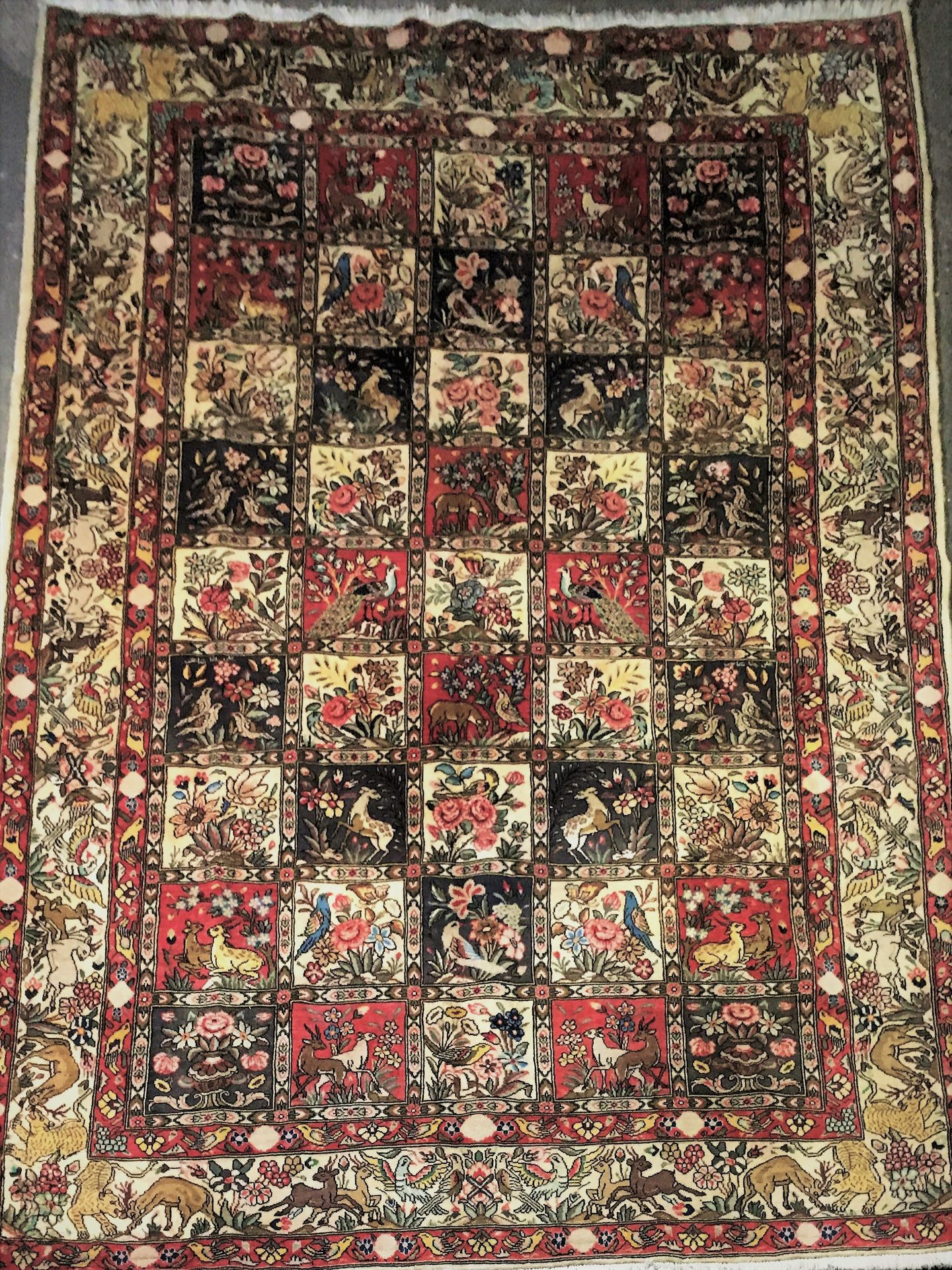 Null 
重要的皇家Bakhtiar地毯（波斯）中心伊朗，棉花的纬线和经线，羊毛的天鹅绒，直径3.06 X 2.03米。独特的四季地毯，在原来的基础上编织的象&hellip;