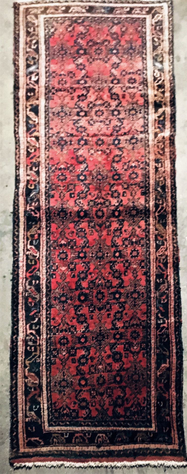 Null Hossienabad画廊地毯（波斯）伊朗西部，棉质纬线和经线，羊毛绒，浅红色领域，图案（Herati）是一个被包围在菱形中的中央花环，菱形的顶点被花&hellip;