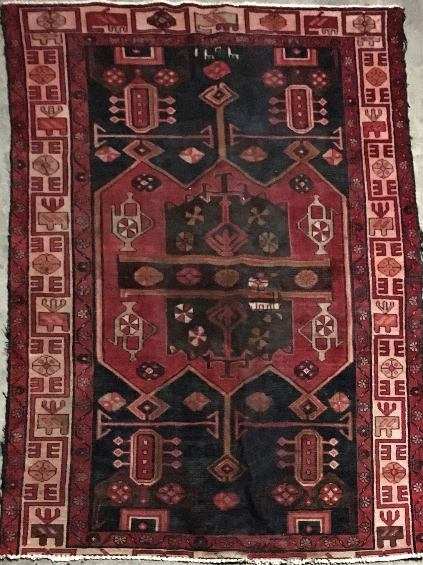 Null Zandjan地毯（波斯）西伊朗，棉质的纬线和经线，羊毛绒，午夜蓝色的背景上有一个大的八角形奖章，几何图案，米色的边框上有石榴裙纹，大约在1950年。&hellip;