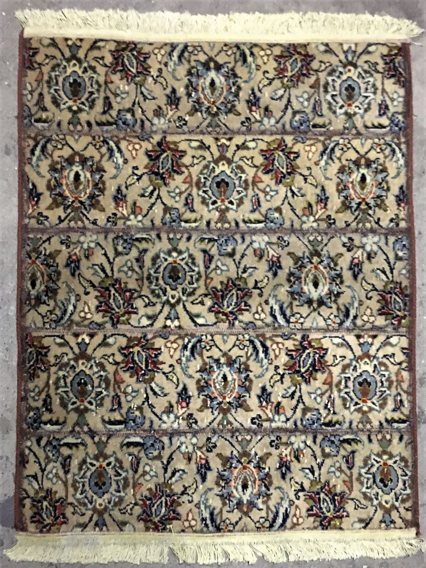 Null 拼接地毯（波斯）现代作品，棉质的纬线和经线，羊毛中的天鹅绒，作品是由旧的和经过修补的地毯碎片制成。尺寸：1.05X 0.85米