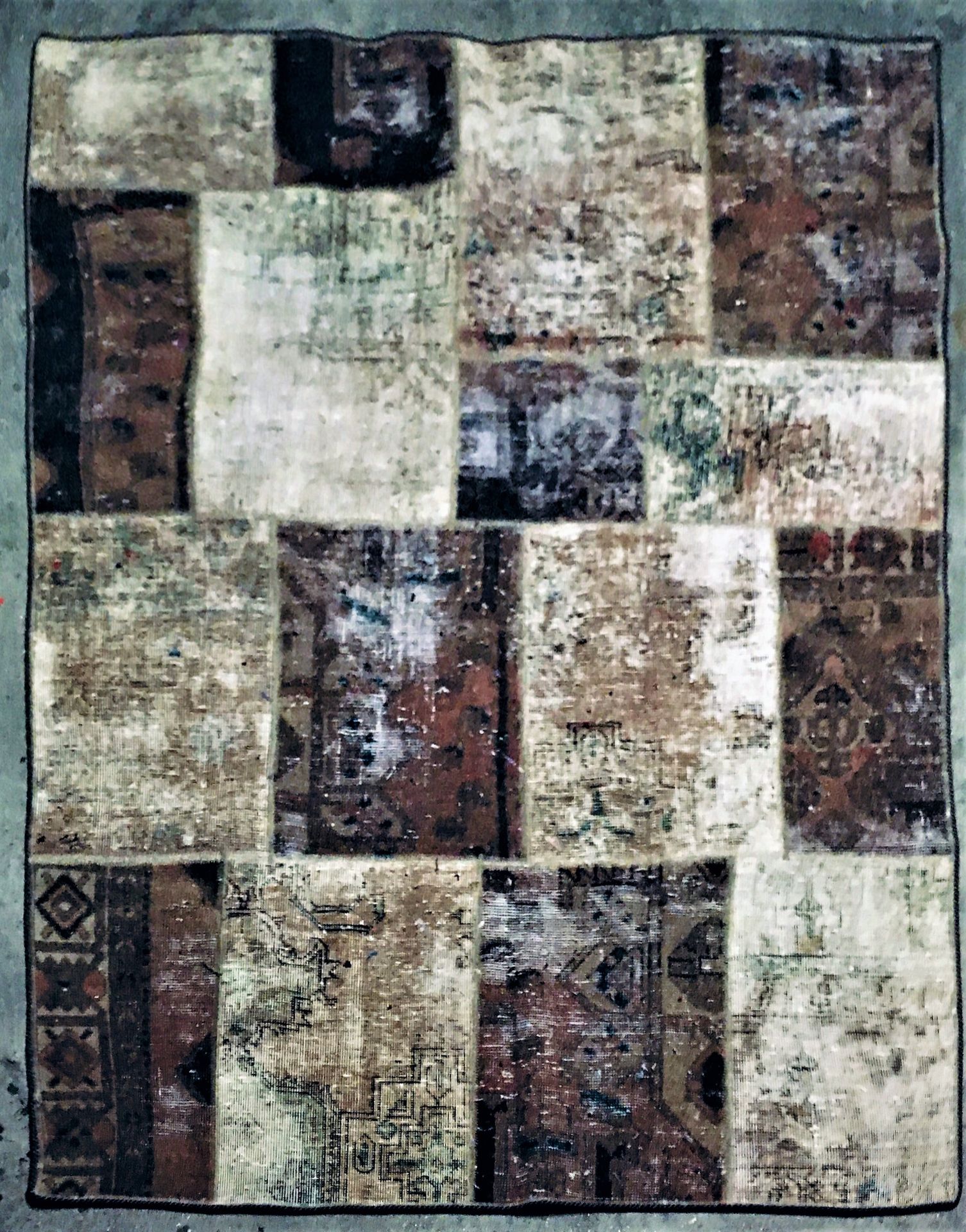 Null 拼接地毯（波斯）现代作品，纬线和经线都是棉、羊毛绒，颜色柔和，作品由旧地毯的碎片和斑纹制成。尺寸：2.07 X 1.47米
