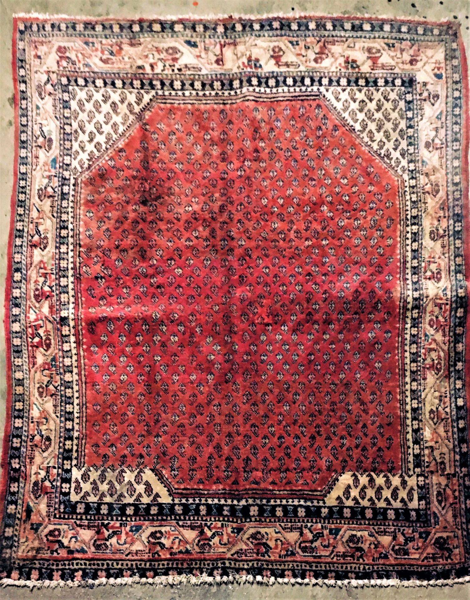 Null 米尔（波斯）地毯，伊朗中部，棉质纬线和经线，羊毛绒，红色背景上有botteh图案，米色边框和四个饰有几何花环的边框，缩小的地毯，20世纪末。尺寸：1.&hellip;