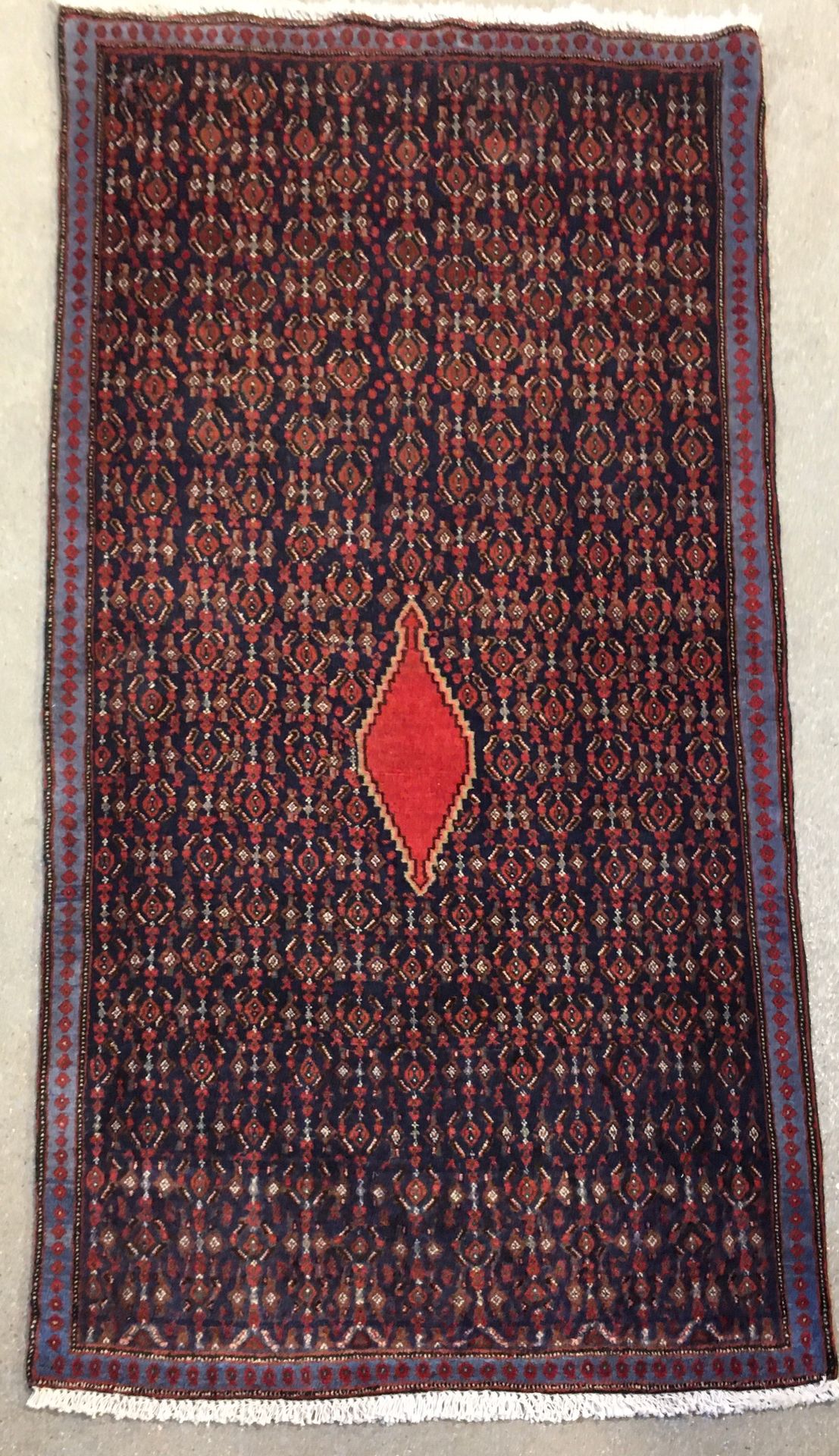 Null 
Seneh Kurdistan（波斯）地毯，伊朗中部，棉质纬线和经线，羊毛绒，尺寸：1.84 X 0.96米。深海军蓝背景，红色勋章形成一个菱形，场&hellip;