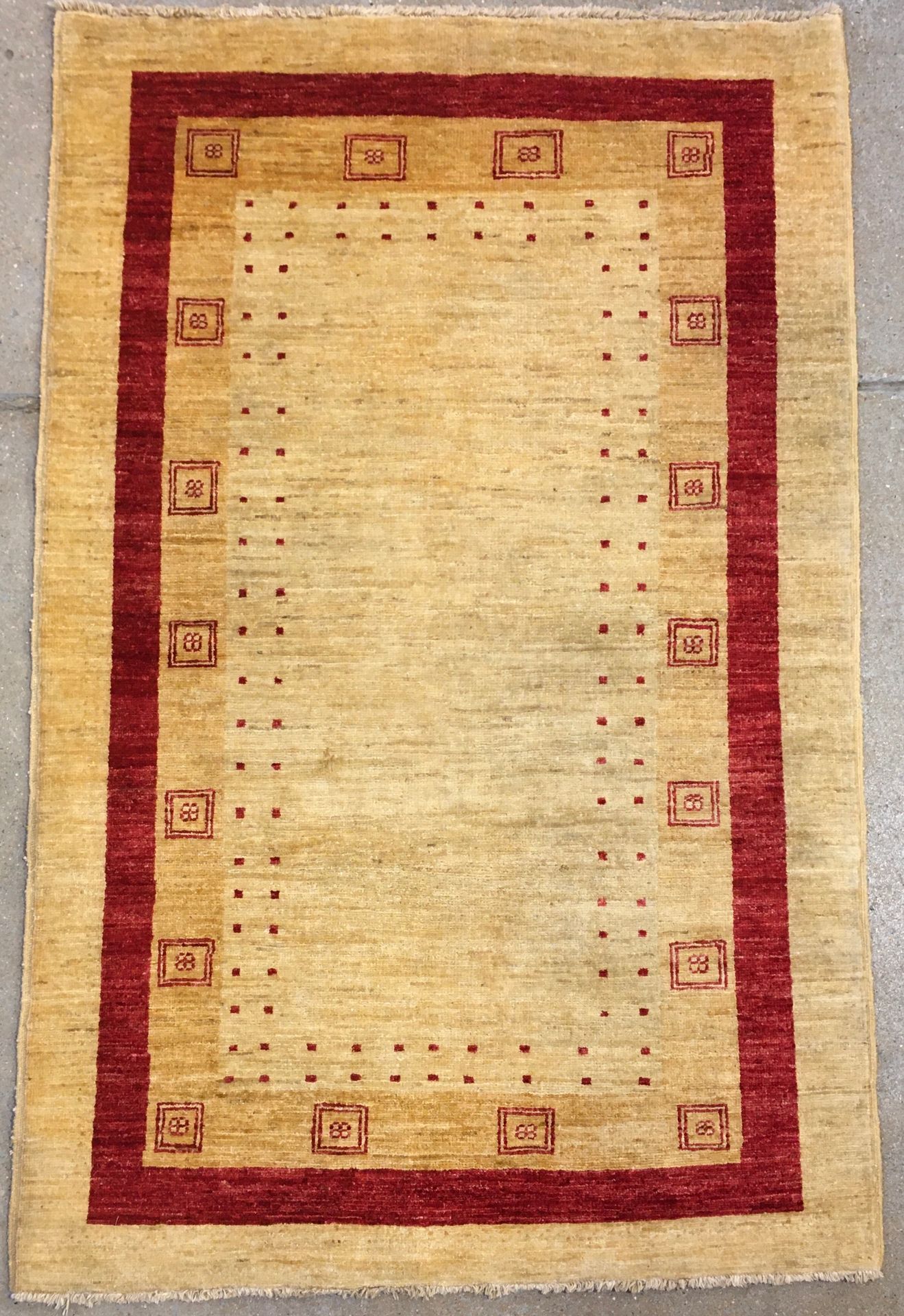 Null Gabbeh Modkar地毯，棉质纬线和经线，羊毛绒，当代米色地毯，有几何图案和风格化的花冠，20世纪末。 尺寸 : 1.62 X 1.03 m
