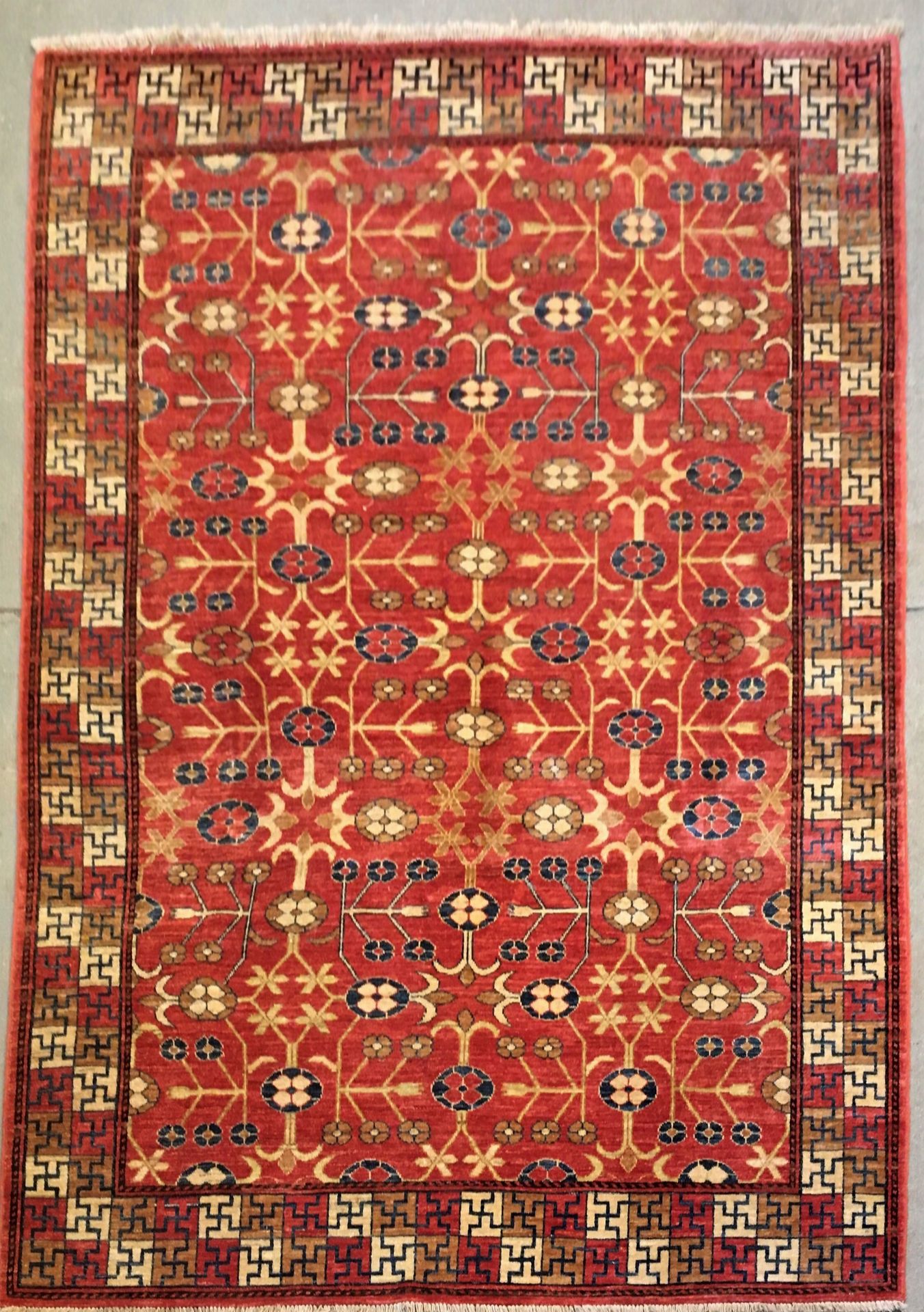 Null 非常具有装饰性的Shobi地毯，纬线和经线都是棉质的，羊毛绒，橙色的砖质背景上有风格化的玉米穗和花朵，边框有棋盘式装饰。尺寸：2.64 X 1.79米