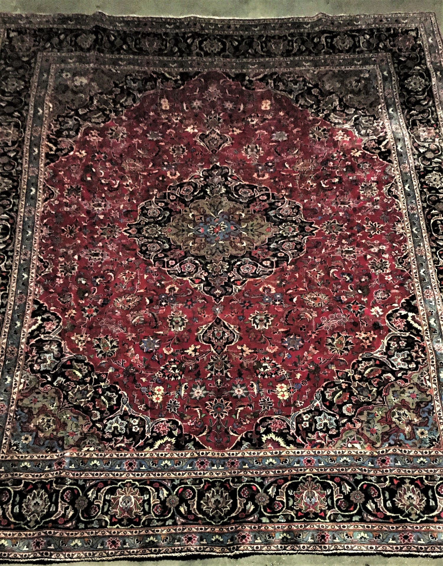 Null 
大型Kachan地毯（波斯）中心伊朗，纬线和经线为棉，羊毛绒，直径4.00 X 3.00米。葡萄酒色的场地上有一个玫瑰花纹的徽章，装饰有阿拉伯式和花&hellip;