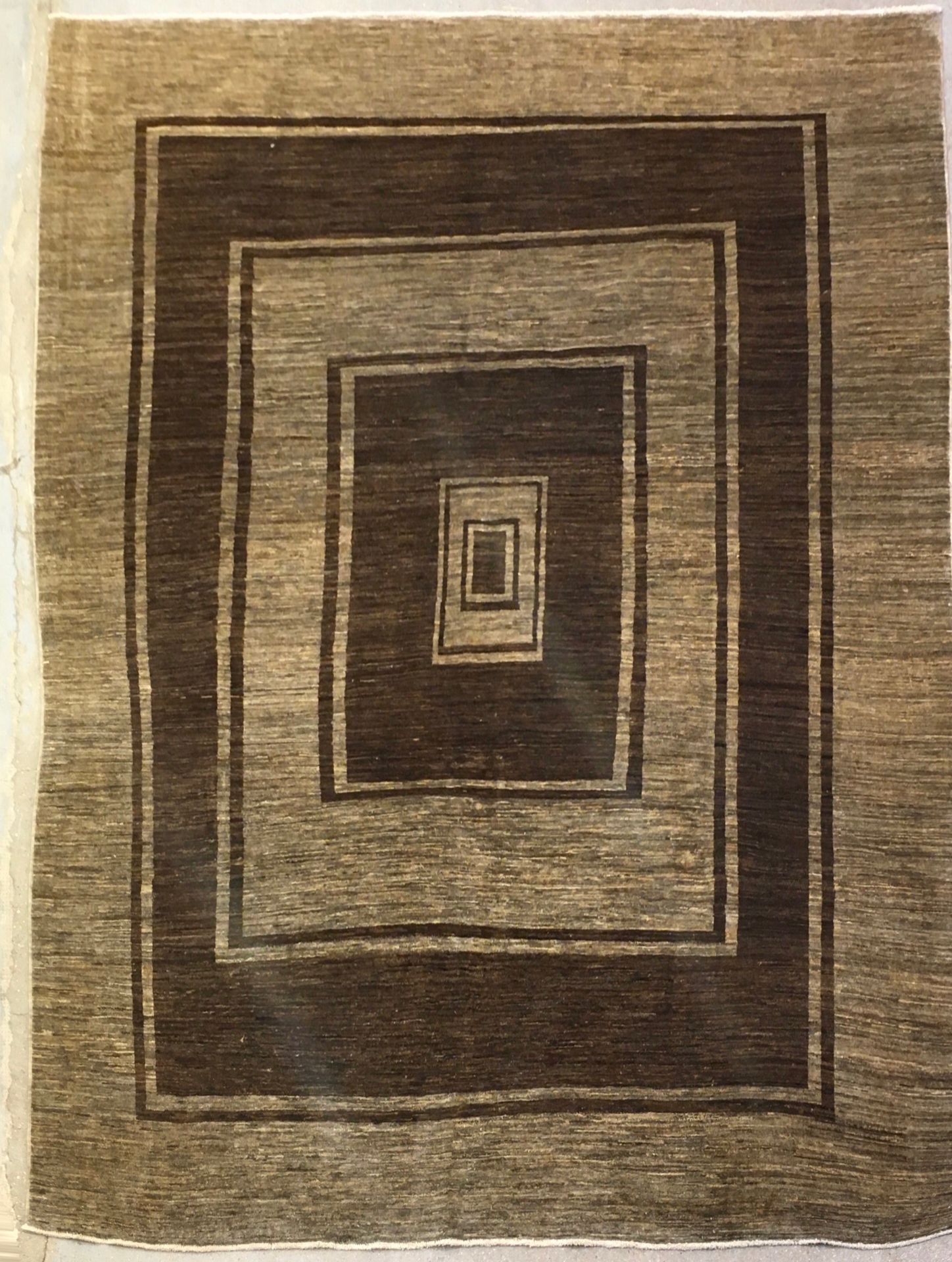 Null 非常具有装饰性的Gabbeh地毯（印度），棉质纬线和经线，羊毛绒，米色和棕色色调的现代作品，20世纪末。尺寸：2.68 X 1.97米