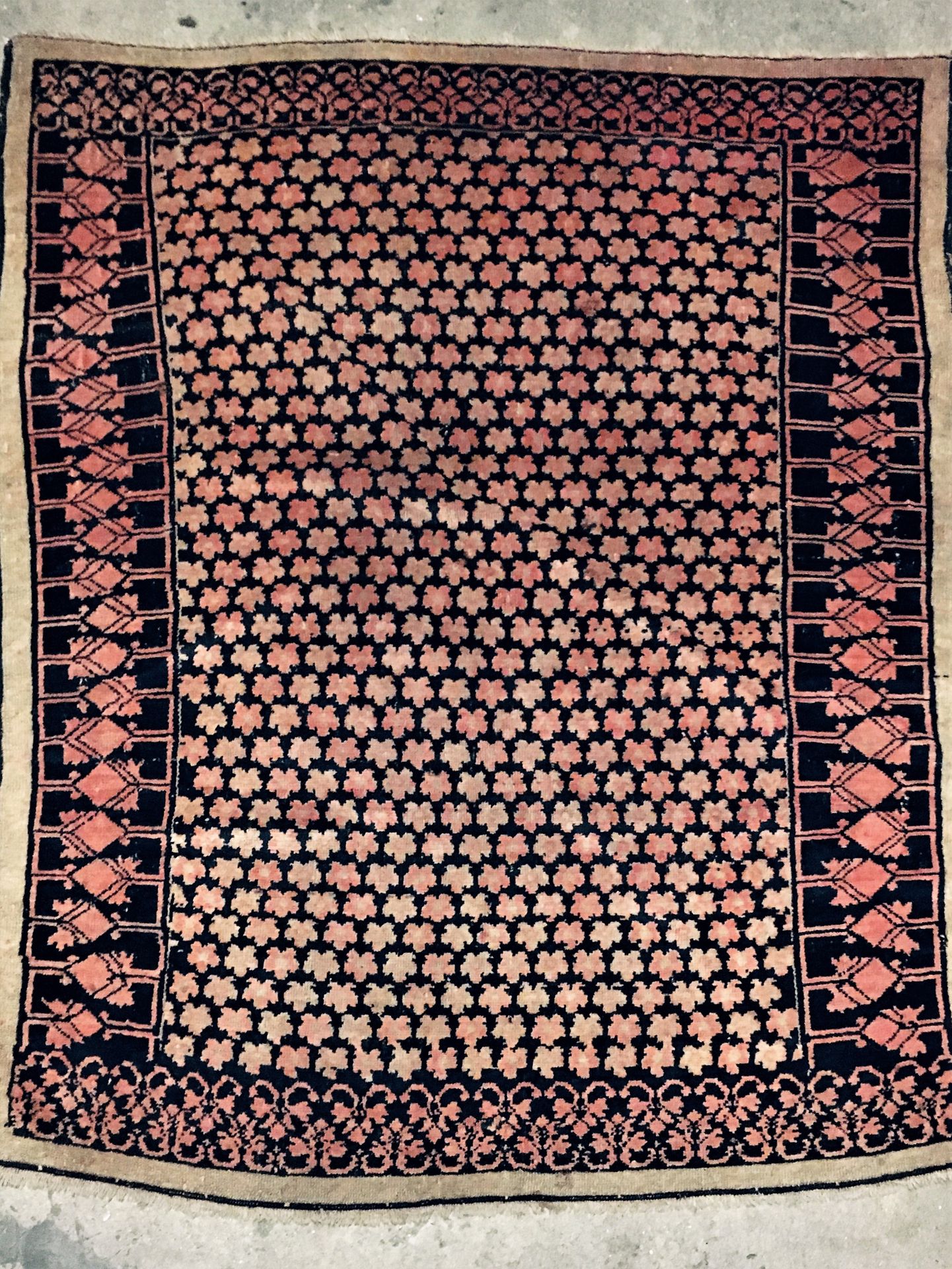 Null 卡拉巴赫（高加索）地毯，纬线，经线和羊毛天鹅绒，午夜蓝的背景上有相同的不同色调的鲑鱼色花朵，几何棕榈花边，大约在1920年。尺寸：1.50 X 1.2&hellip;