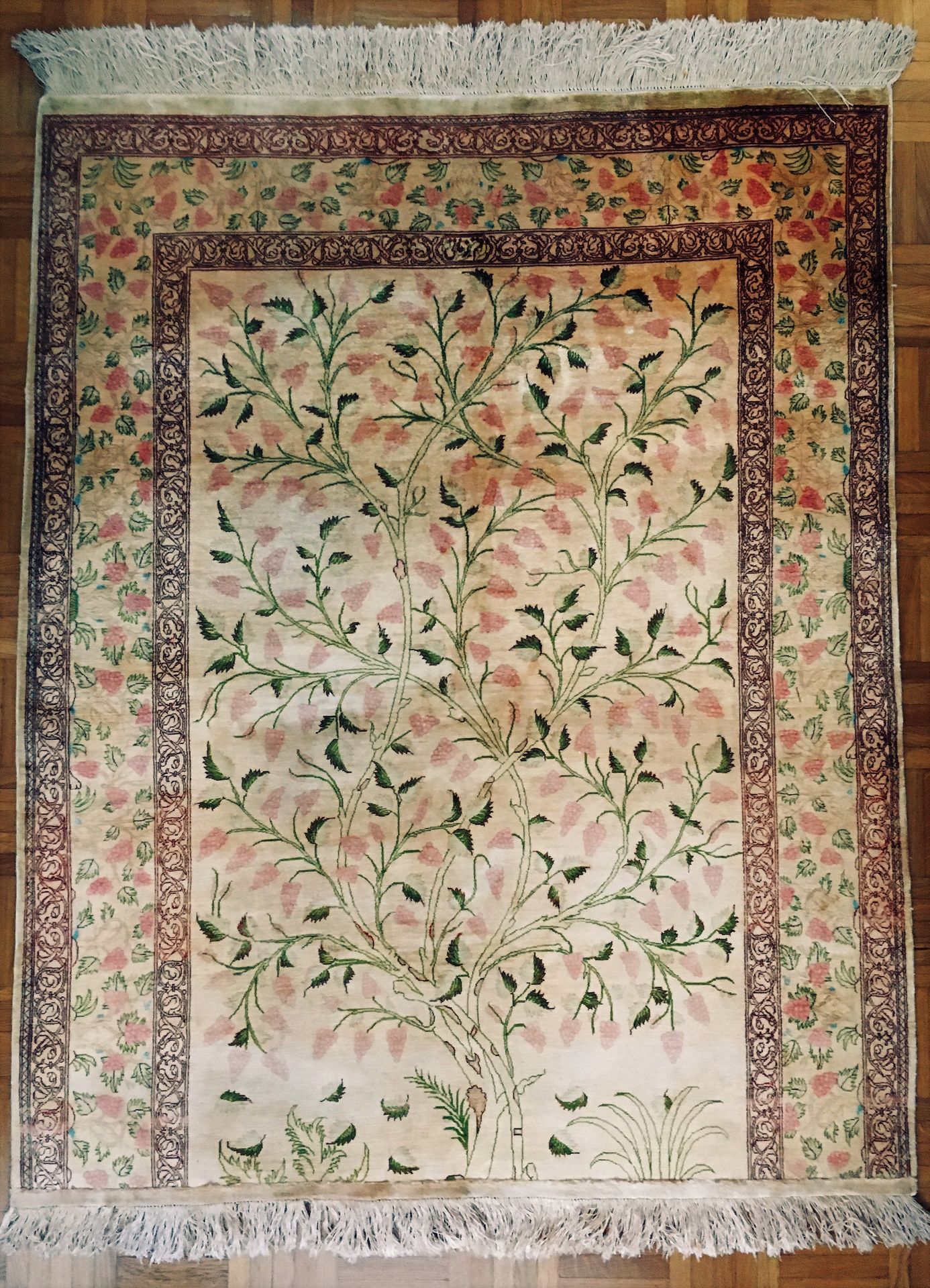 Null Ghoum丝毯（波斯）中心 伊朗，纬线，经线和丝绒，米色背景，装饰有花枝的生命之树，边框在三面装饰有花卉图案，缩小的地毯，20世纪末。尺寸 : 1.0&hellip;