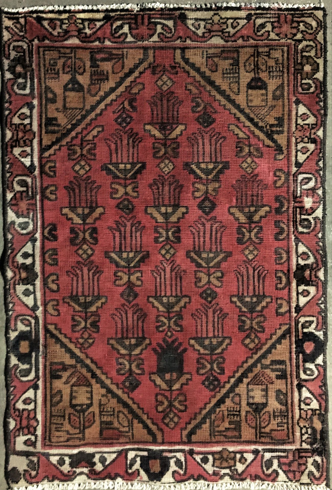 Null 大不里士地毯（波斯）伊朗西北部，棉质纬线和经线，羊毛绒，酒糟场，花束图案，四个栗色楔子，米色边框，约1960年。尺寸：1.40 X 0.95米。(磨损&hellip;