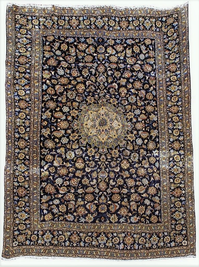 Null 重要的Kechan地毯（波斯）中心伊朗，纬线和经线为棉质，羊毛绒，深蓝色领域装饰有阿拉伯式和植物图案，星形奖章有玫瑰花装饰，蓝色花边，大约在1960年&hellip;