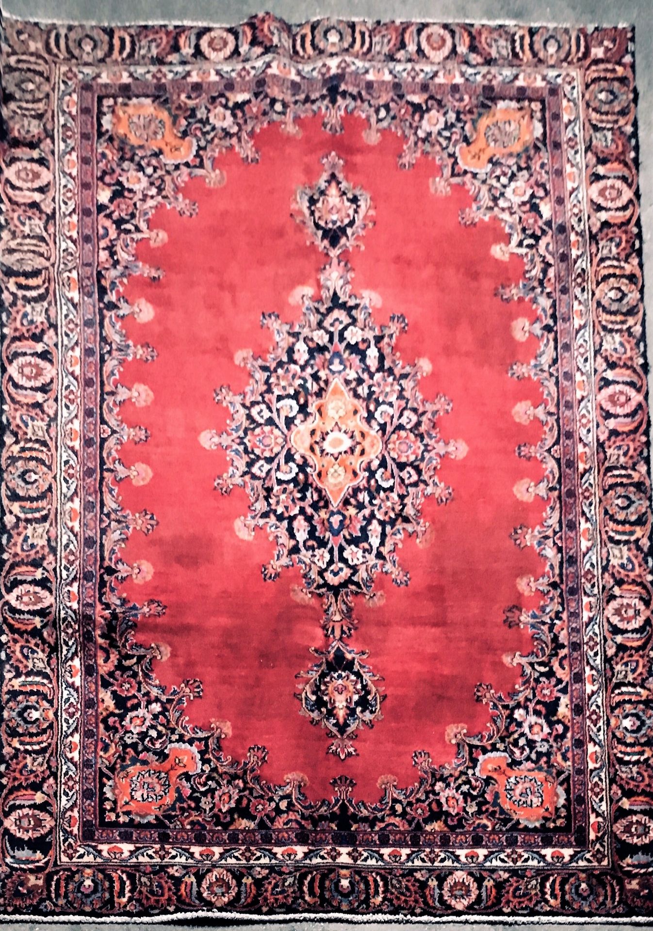 Null Mechad地毯（波斯）伊朗东北部，棉质纬线和经线，羊毛天鹅绒，红色背景，中央有午夜蓝色的奖章，菱形装饰有棕榈花，边框装饰有花卉图案，大约1970年。&hellip;