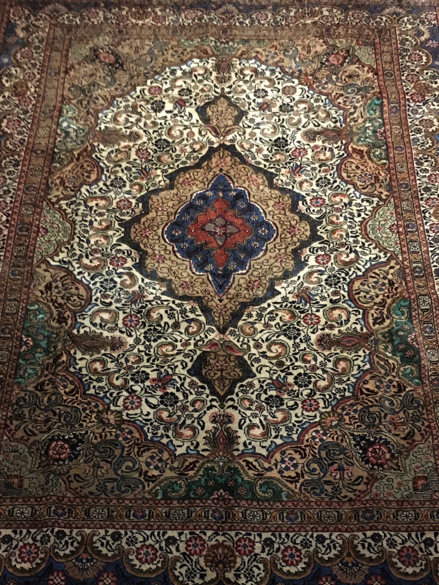 Null 
重要的大不里士地毯（波斯）伊朗西北部，棉质的纬线和经线，羊毛的天鹅绒，尺寸：3.42 X 2.27米。米色背景，中央有一个非常精致的奖章，由菱形组成&hellip;