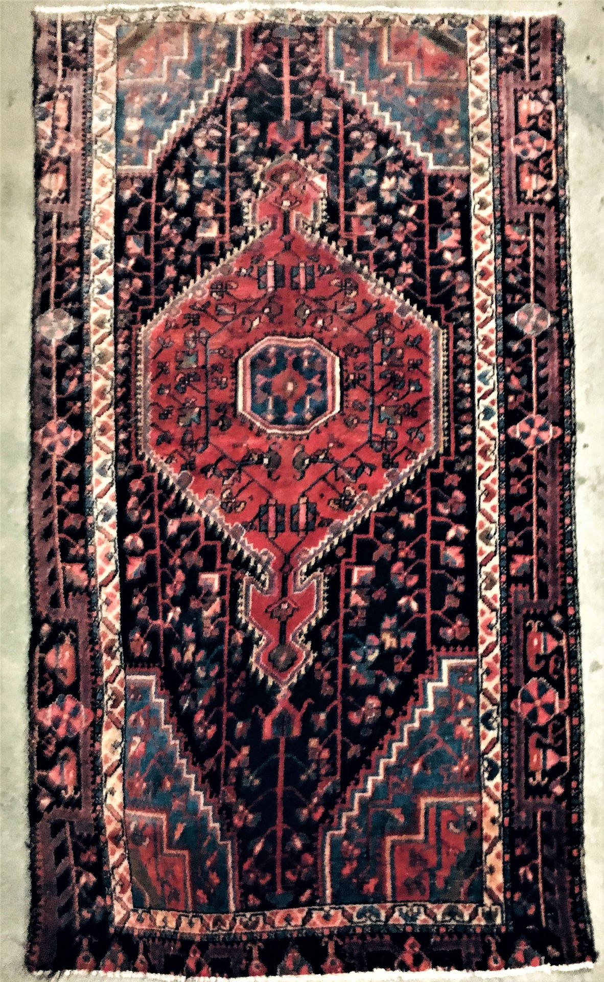 Null Nehavand地毯（波斯）西伊朗，棉质的纬线和经线，羊毛天鹅绒，午夜的蓝色背景，装饰着八角形的奖章，四个蓝色的角，希腊十字的边框，一面缩小，大约19&hellip;