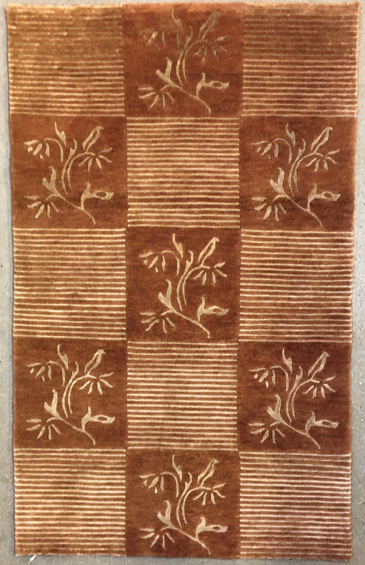 Null 印度尼泊尔地毯，棉质纬线和经线，羊毛绒，尺寸：1.49 X 0.91米，非常具有装饰性，栗色和米色的背景，花箱图案和当代及形象的条纹，20世纪末。