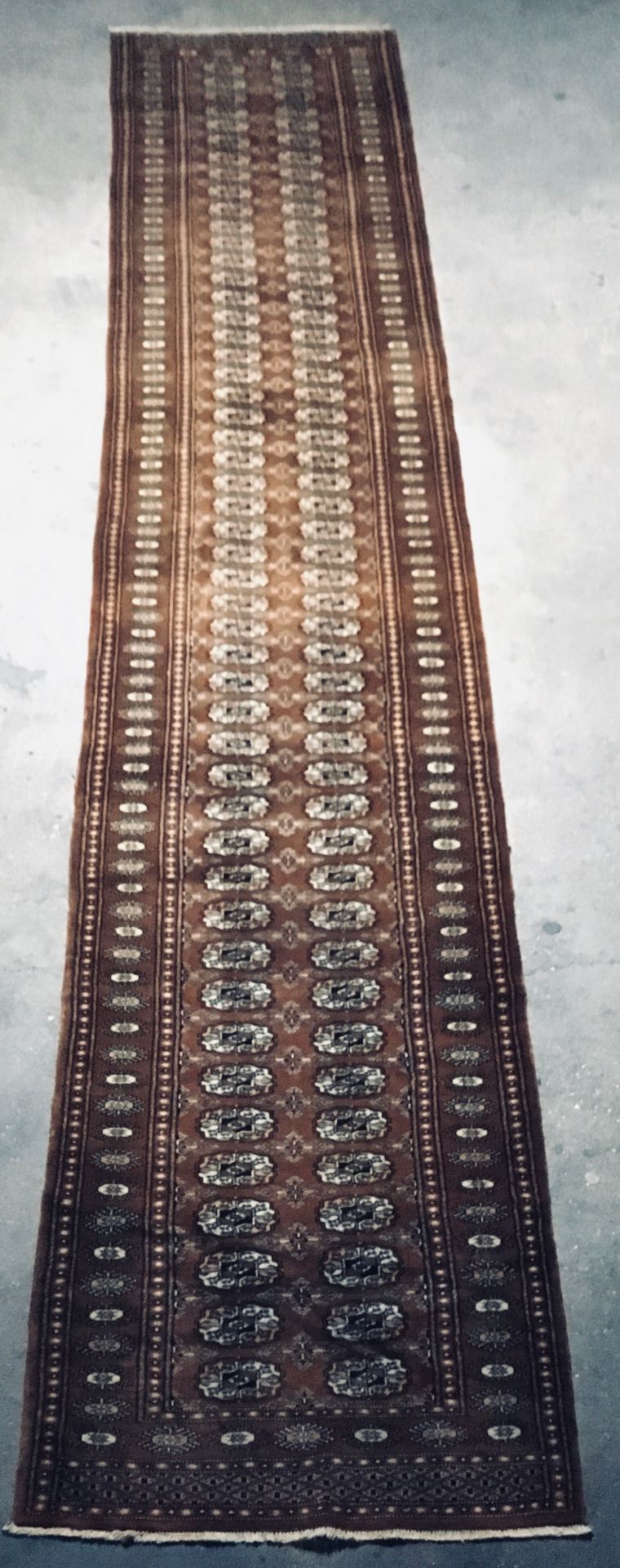 Null 
画廊卡拉奇地毯，布哈拉风格，棉质纬线和经线，羊毛绒，尺寸：4.64 X 0.77米。金棕色的场地上装饰着尺寸相同的八角形图案（戈尔）和相同的图案，宽&hellip;