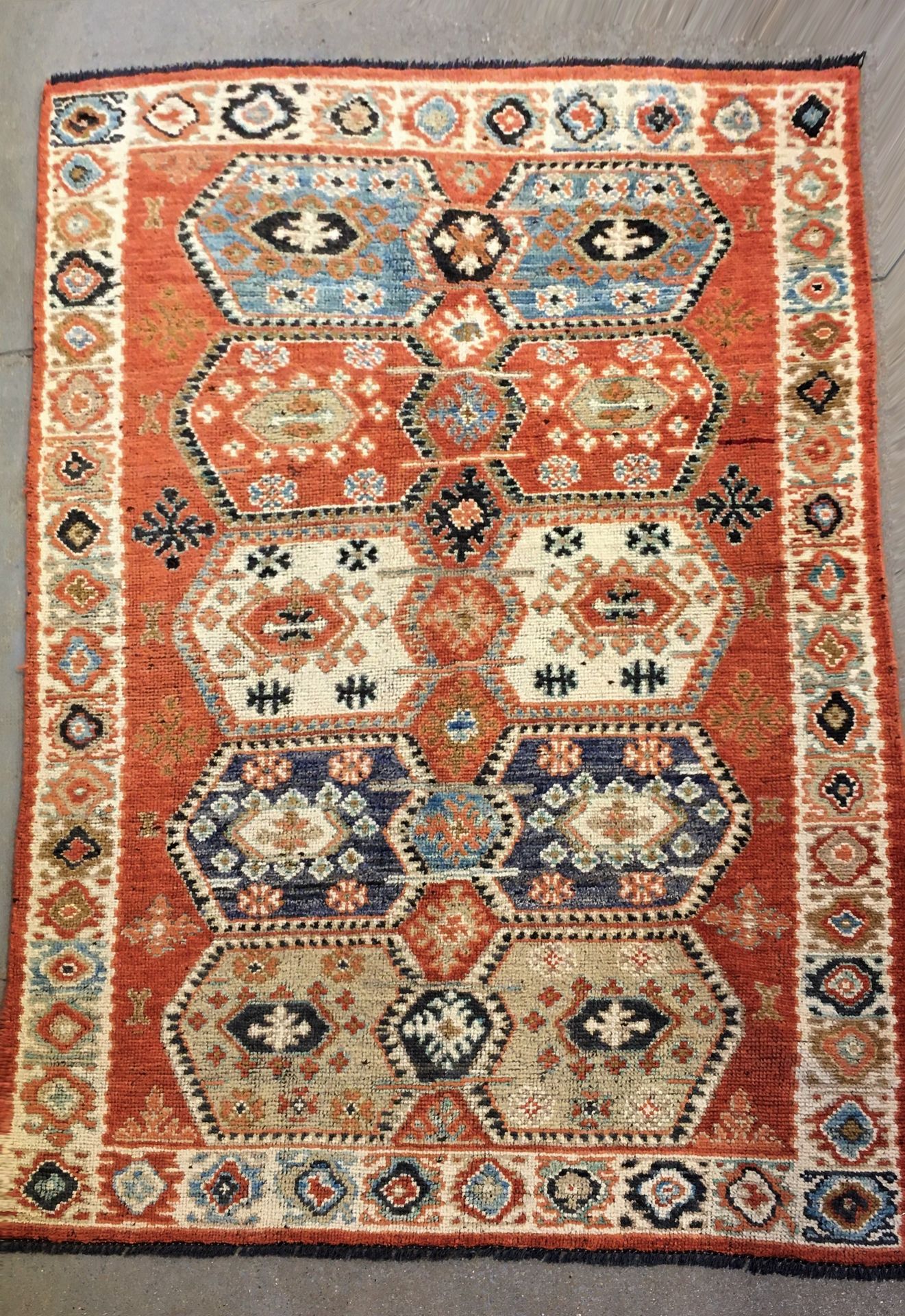 Null Turkish carpet, weft, warp and wool velvet, the light brick field comprisin&hellip;