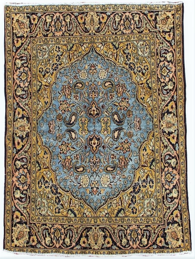 Null 地毯Ghoum（波斯）中心伊朗，棉质的纬线和链条，羊毛的天鹅绒，尺寸：1.35 X 0.95米，底部蓝色的天空有四个楔子，装饰着阿拉伯式植物主义的图案&hellip;