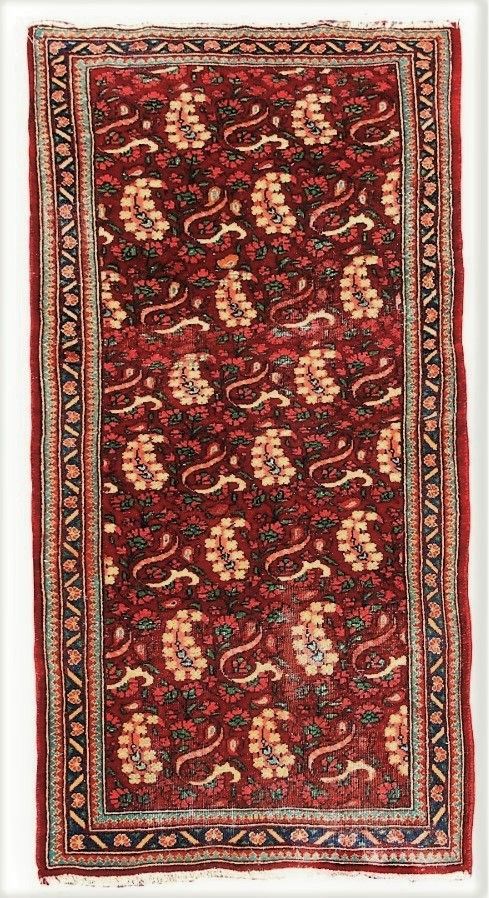 Null 莉莉安（波斯）走廊地毯，西伊朗，棉质纬线和经线，羊毛绒，砖质背景上有Botteh图案，相同的曲线，午夜蓝色的花环边，大约1980年。尺寸：2.40 X&hellip;