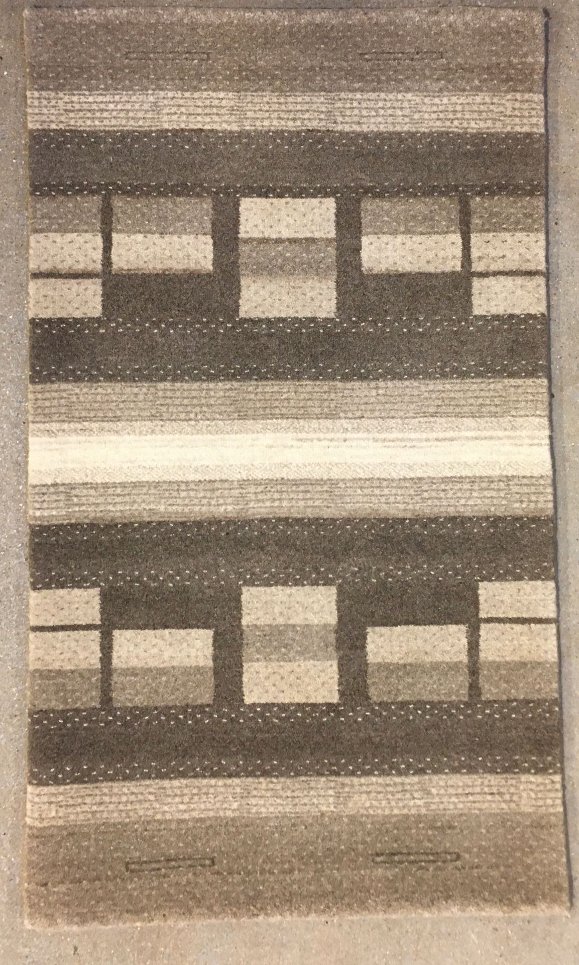Null Gabbeh地毯（印度），棉质纬线和经线，羊毛绒，现代作品，米色，浅棕色和灰色，条纹图案，20世纪末。尺寸：1.33 X 0.78米