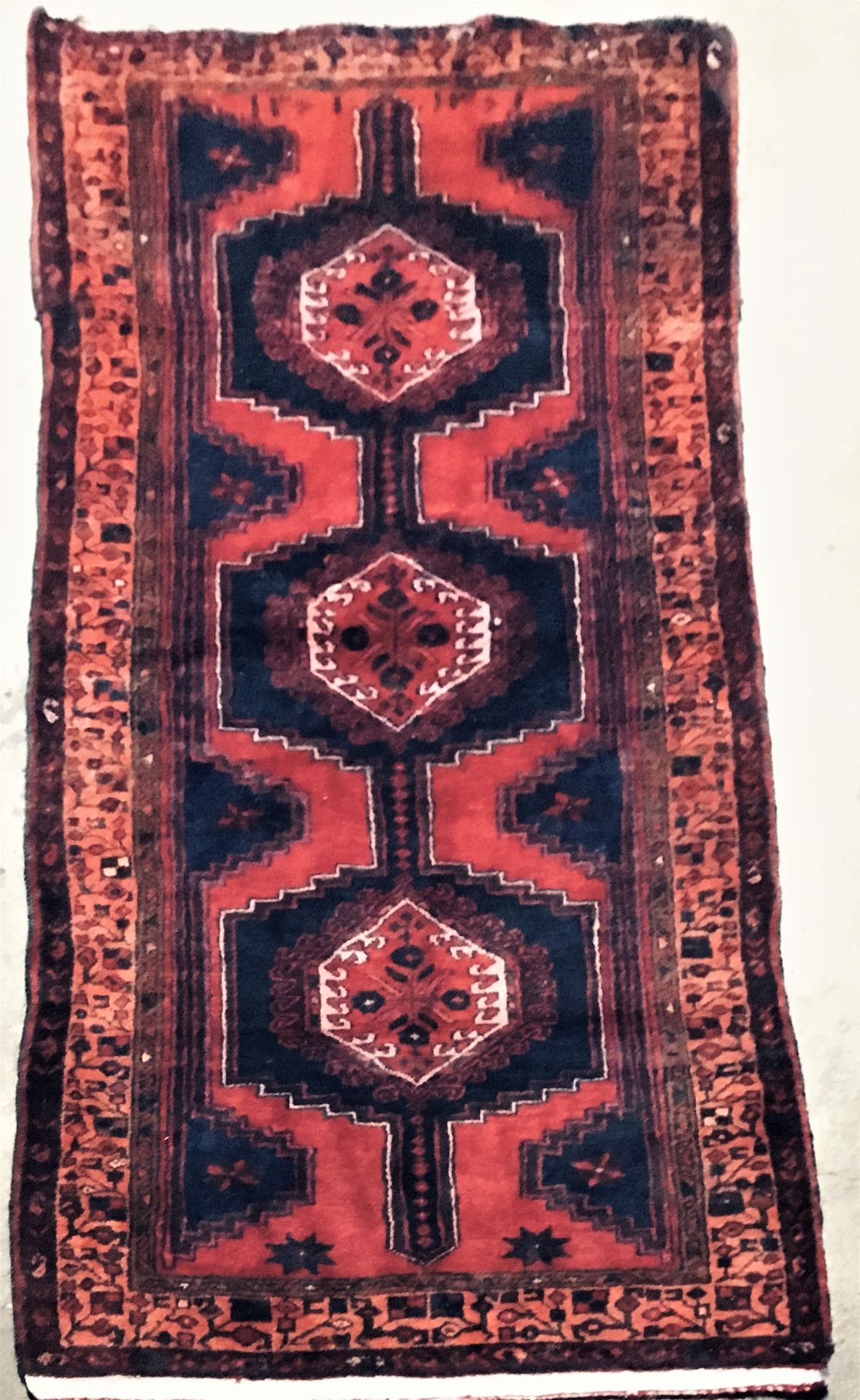 Null Zandjan走廊地毯（波斯） 伊朗西部，棉质纬线和经线，羊毛绒，直径2.22 X 1.10米，暗红色的场地上有三个八角形的图案，几何图案，边框装饰着&hellip;