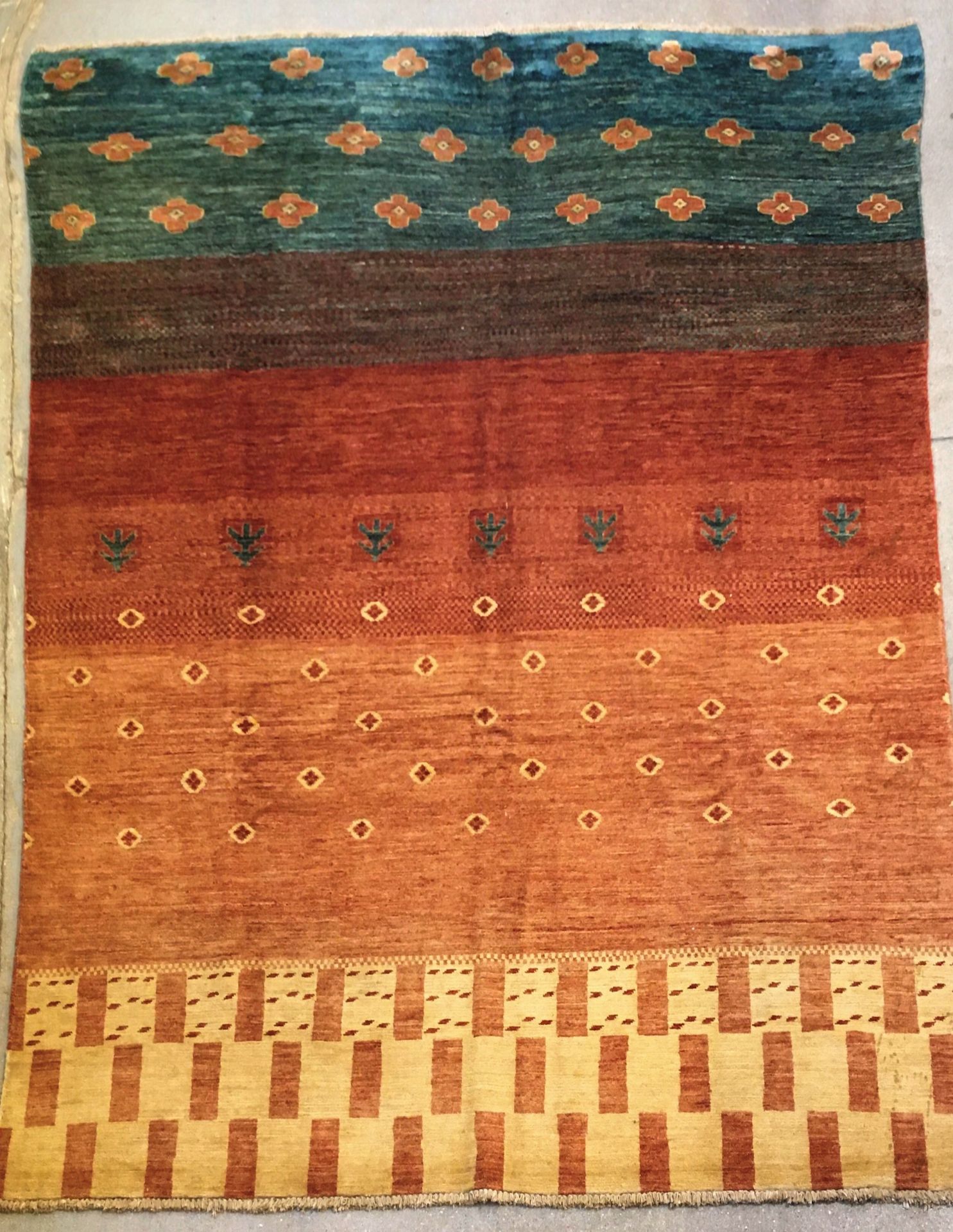 Null Gabbeh地毯（印度），棉质纬线和经线，羊毛绒，有几何和风格化的花朵装饰。尺寸：2.66 X 1.93米
