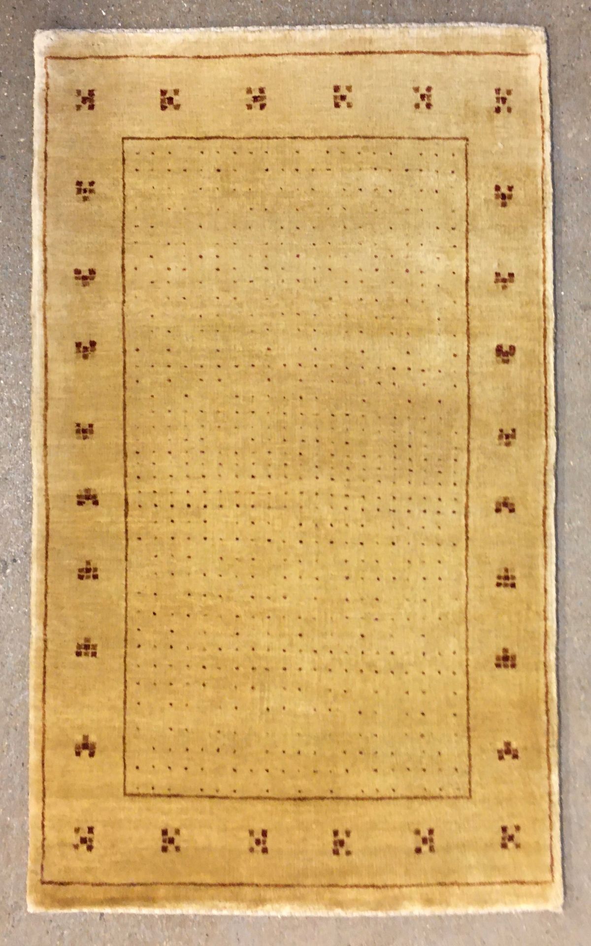 Null Gabbeh地毯（印度），棉质纬线和经线，羊毛绒，现代作品，米色和浅棕色的几何图案，20世纪末。尺寸：1.22 X 0.74米