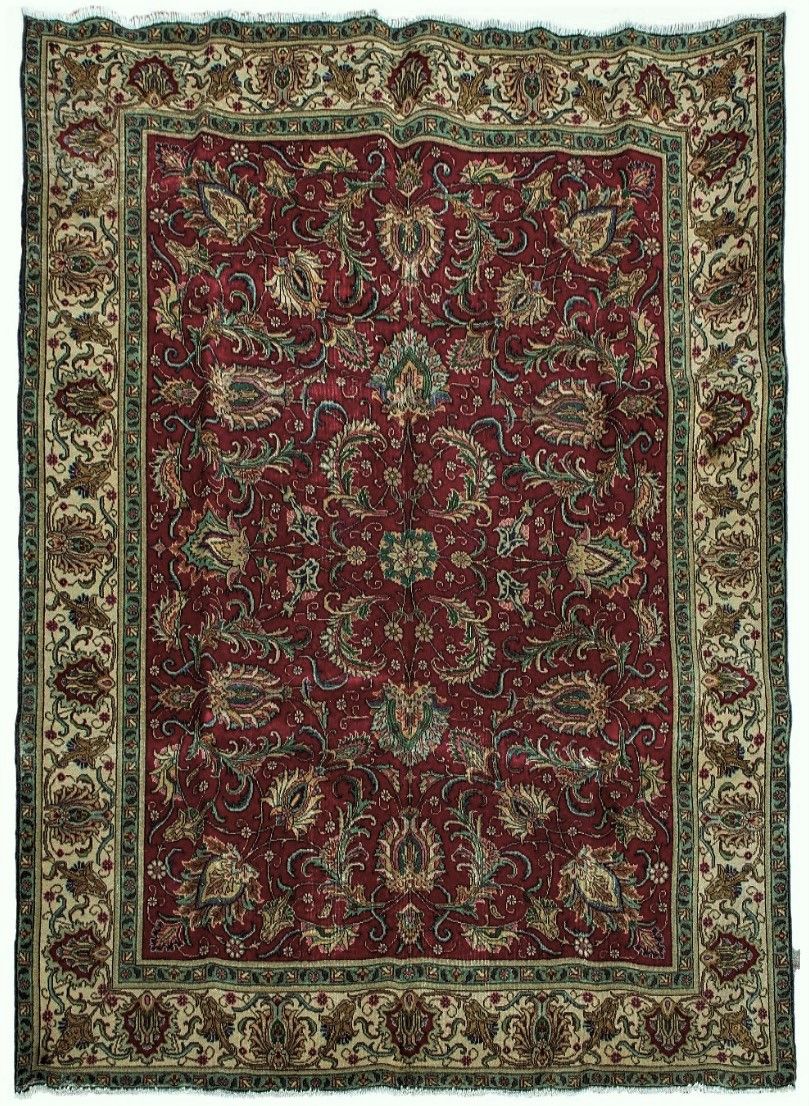 Null 大不里士地毯（波斯）伊朗西北部，纬线和经线为棉，羊毛绒，酒红色背景，装饰有灵感来自百合花的花朵，米色边框有花纹，大约1970年。尺寸：3.30 X 2&hellip;