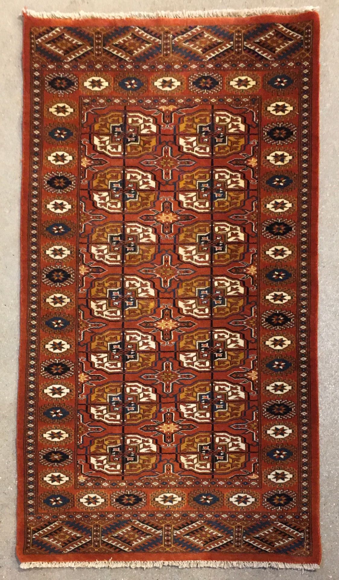 Null 
土库曼地毯（波斯）伊朗东北部，棉质纬线和经线，羊毛绒，尺寸：1.59 X 0.87米。砖色场地上装饰有相同尺寸的八角形图案（戈尔）和相同的图案，宽边&hellip;