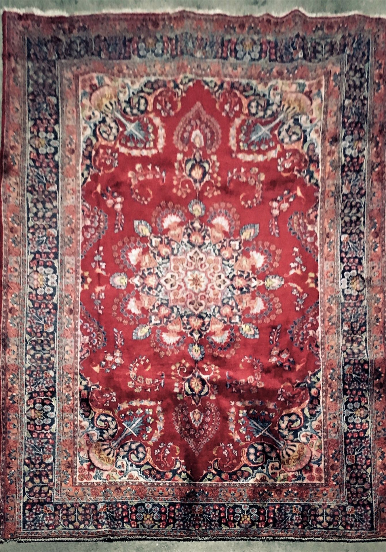 Null Meched地毯（波斯）伊朗东北部，纬线和经线为棉，羊毛绒，红色背景上有显示棕榈树的玫瑰花章，四个角上有花瓶和花朵的装饰，海军蓝边，人字形图案，约19&hellip;