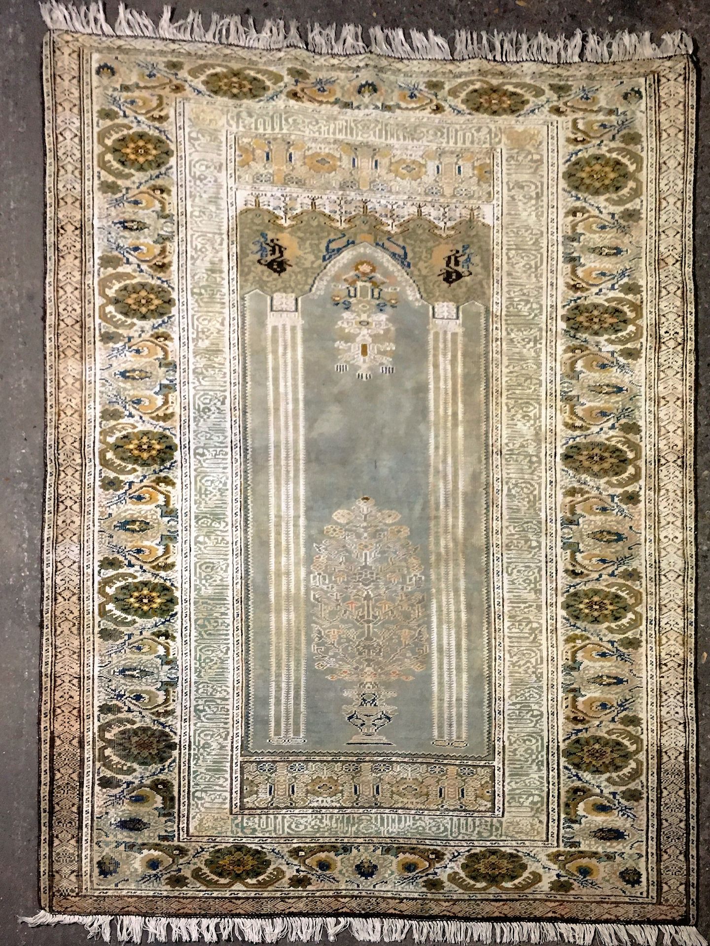Null 
潘德马地毯（土耳其），纬线和经线为棉，羊毛绒，尺寸：1.77 X 1.33米。颜色为粉色调，图案为不同深浅的米色，阿拉伯式的mihrab图案，有两根&hellip;