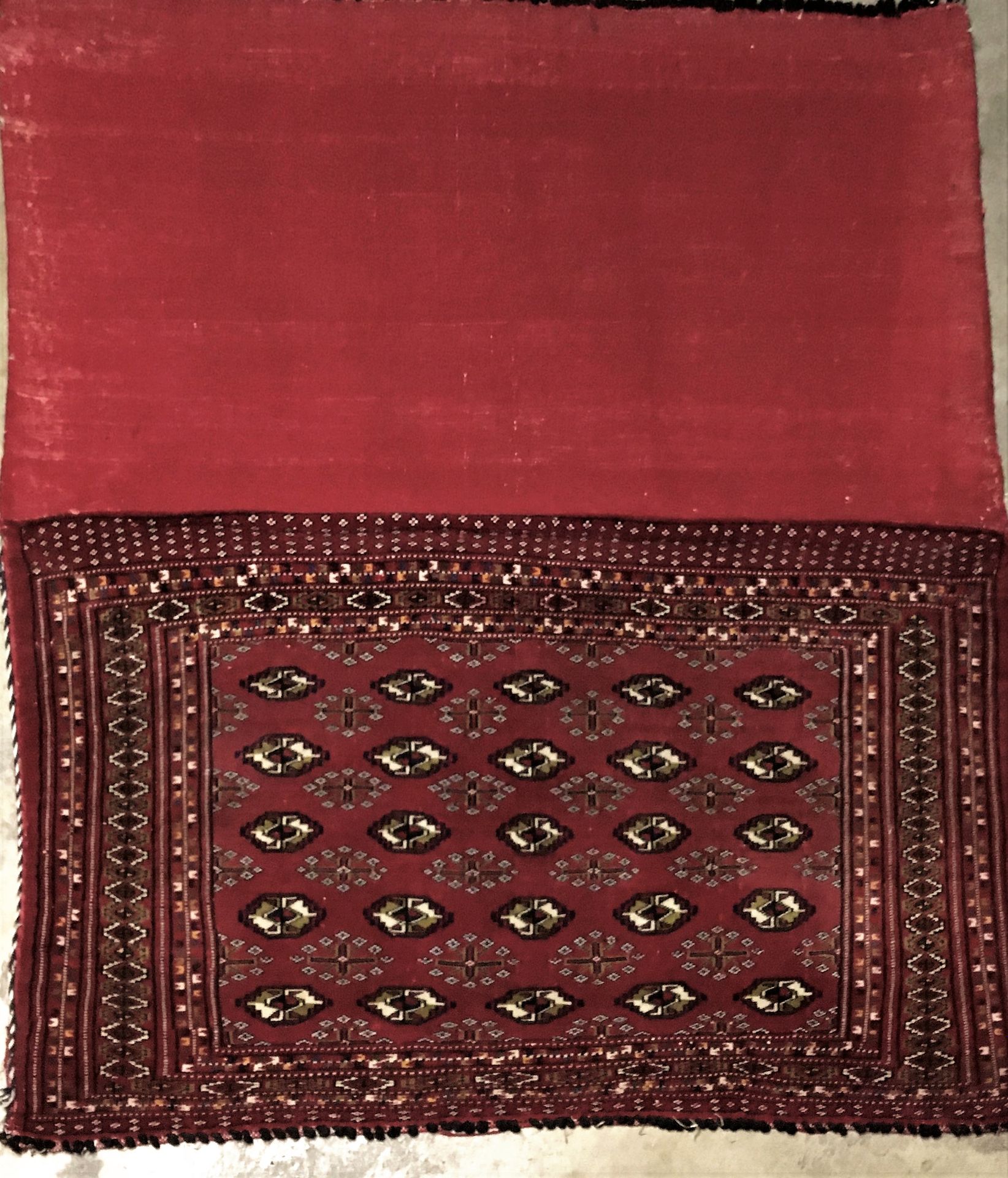 Null 
Chouval土库曼地毯（波斯）伊朗东北部，棉质的纬线和经线，羊毛绒，尺寸：1.20 X 0.75米。沙发椅地毯，一半是地毯，一半是千里马，绿色背景&hellip;