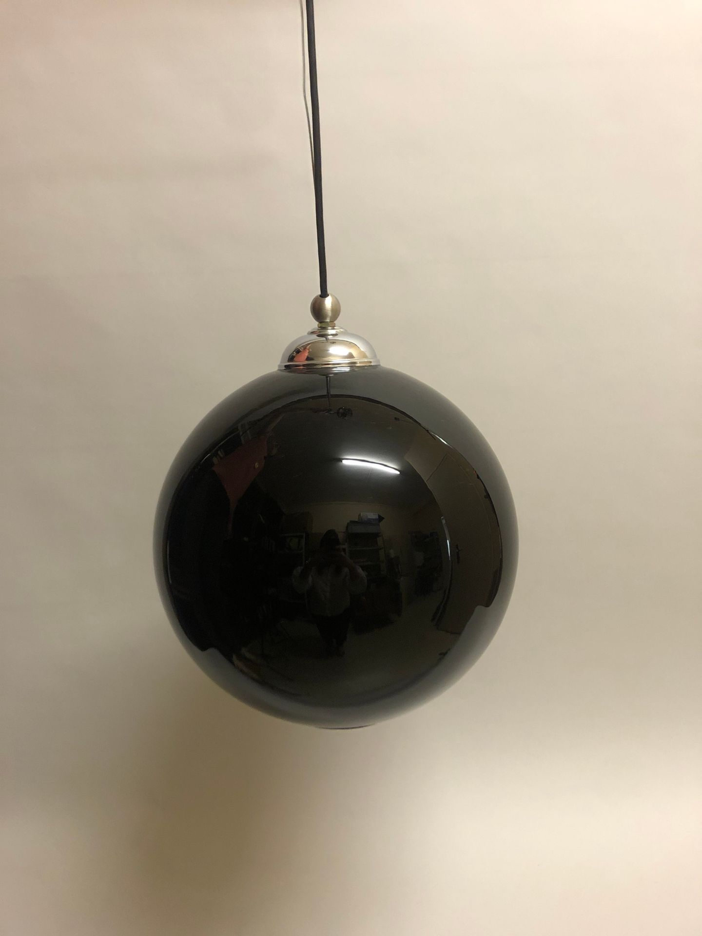 Null LEUCOS（的味道）。悬架球黑色绝对。球的高度：35厘米，直径：28厘米。总高度：114厘米。