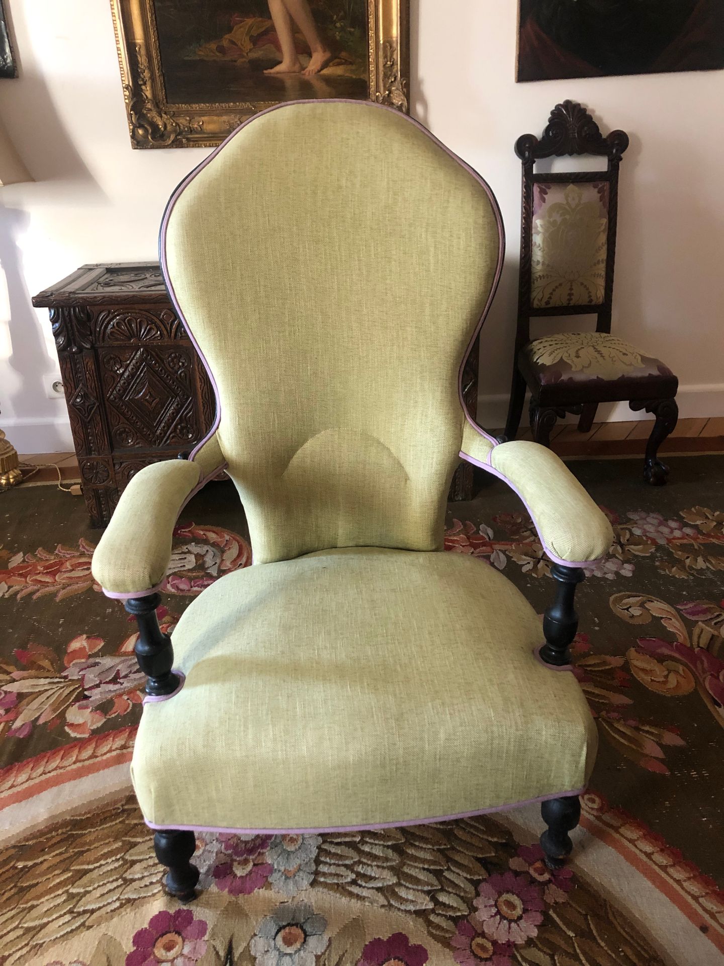 Null Hochlehniger Sessel mit blassgrünem Leinenbezug und malvenfarbenen Borten. &hellip;