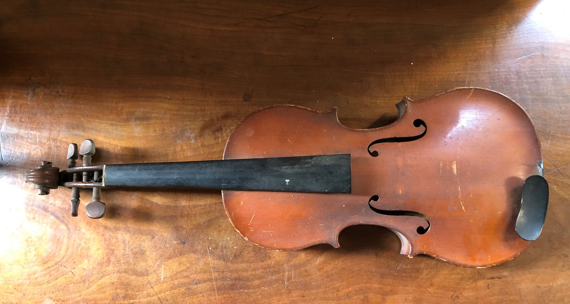 Null 
MIRECOURT，20世纪初。小提琴上有H. Clotelle的标签，长度：58.5厘米。箱子的长度：36厘米。